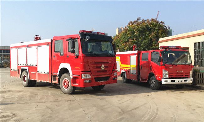 兩臺消防車 兩臺消防車